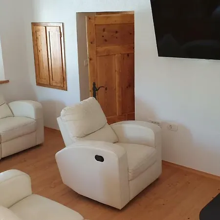 Comfortable Farmhouse Breg Zirovnica